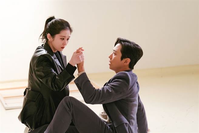 洪治亞（張娜拉 飾）不小心與吳仁汎（鄭容和 飾）肢體接觸，意外發現可以讓驅魔後失溫的她迅速恢復。（圖／龍華電視提供）