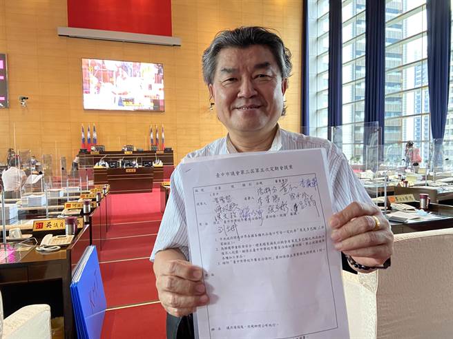 台中市議員李中28日邀集黃馨慧、陳政顯等議員共同提案，修訂《台中市學校午餐自治條例》。(盧金足攝）
