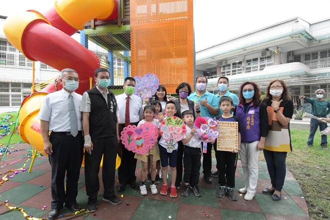 彰化县朝兴国小28日启用特色游戏场，彰化县长王惠美与会表示，他上任后编列8000万预算改善校园游具，如今教育部也重视再挹注1亿6400万元经费，共同要来改善县内校园的游乐设施，也感谢中央补助。