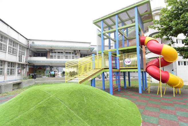 王惠美上任后推动「友善校园游戏场计画」，由教育处执行编列8000万预算，投入老旧游具汰换，县府将力拼年底前，完成县内共173国小老旧游具汰换。（吴建辉摄）
