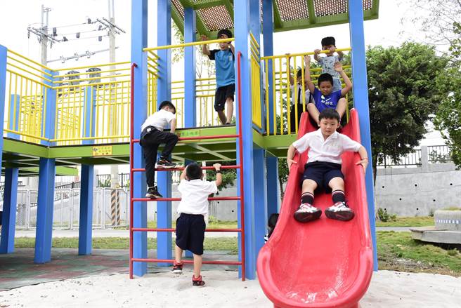 朝兴特色游戏场向教育部申请全国性的补助计画经费，在全国127所学校中，只有12所获得录取，朝兴国小是彰化唯一。（吴建辉摄）
