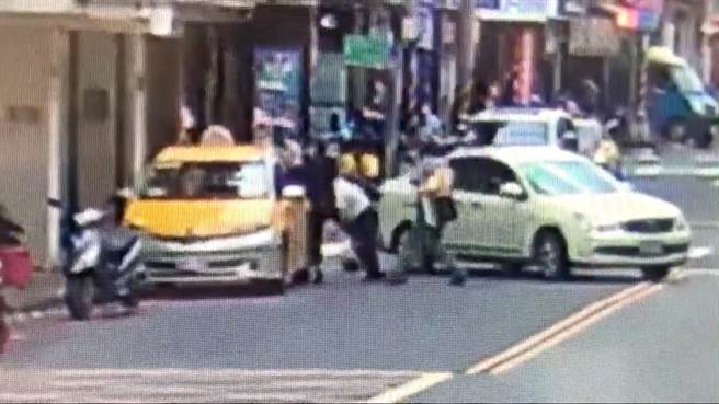 分居夫妻为接小孩放学引发肢体衝突。（王扬杰翻摄）