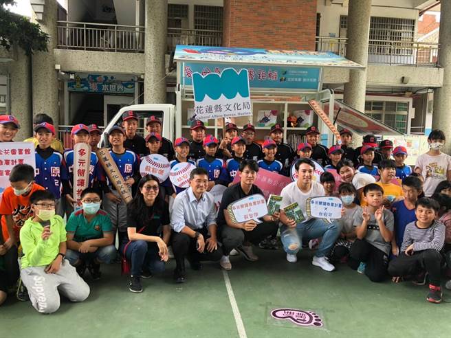 苏智杰与林安可在中原国小推广阅读，大受师生欢迎。（球芽基金提供）