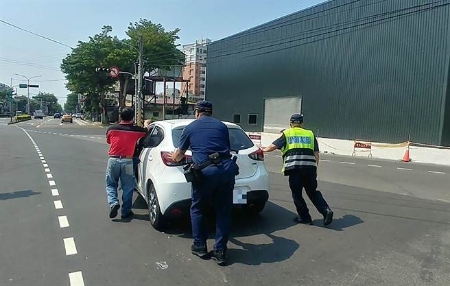 陈男因车祸车辆变速箱锁住无法移动，中市警局雾峰分局成功派出所员警，协助找来师傅解锁后，合力将车推至路旁，恢復交通顺畅。（雾峰分局提供／黄国峰台中传真）