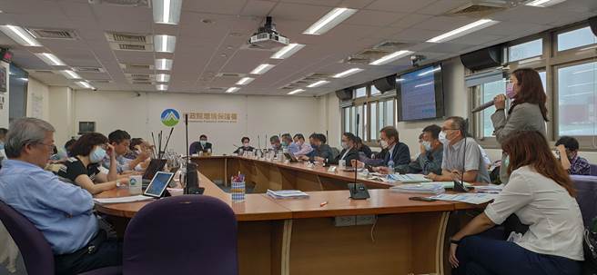 台电今天把「通霄电厂第二期更新改建计画」送至环评大会审议。（林良齐摄）