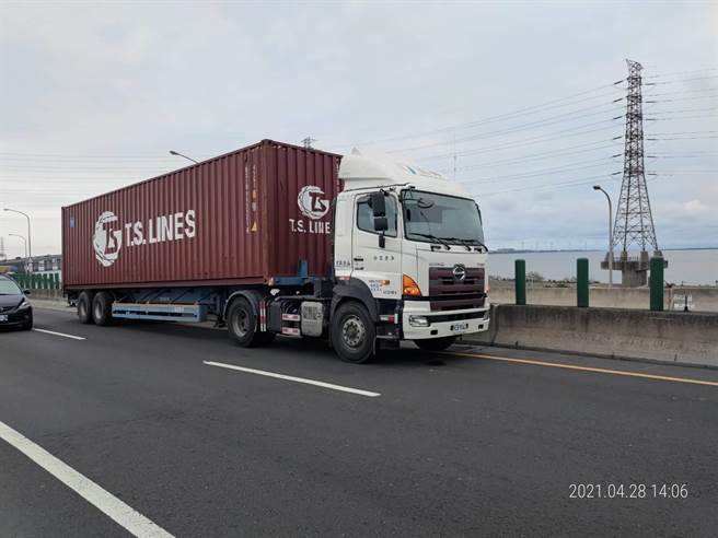 西濱快速道路休旅車追撞貨櫃車。（彰化縣消防局第三大隊提供／吳敏菁彰化傳真）