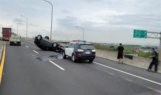 西濱快速道路休旅車追撞貨櫃車，休旅車180度翻覆駕駛送醫。（彰化踢爆網提供／吳敏菁彰化傳真）