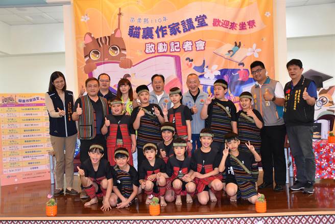 苗栗县长徐耀昌28日上午主持猫里作家讲座系列启动仪式。（谢明俊摄）