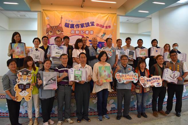 苗栗县长徐耀昌28日上午主持猫里作家讲座系列启动仪式。（谢明俊摄）