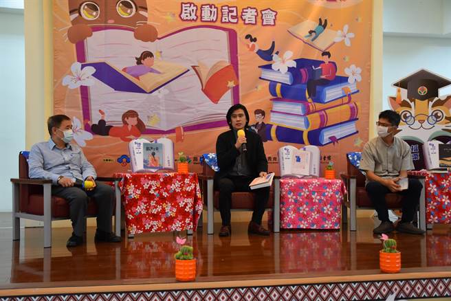 苗栗2021猫里作家讲座系列28日上午启动，将邀知名作家邓荣坤（左起）、解昆桦、甘耀明等依序登场。（谢明俊摄）