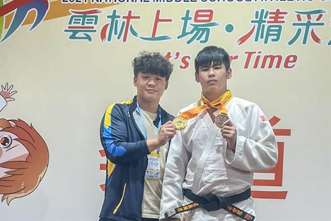 新竹縣仰德高中柔道隊成軍2年全中運都奪牌，教練林昱辰（左）指導學生蔡世恩（右）在第7量級奪金牌，角力拿銅牌。（林昱辰提供／羅浚濱新竹傳真）