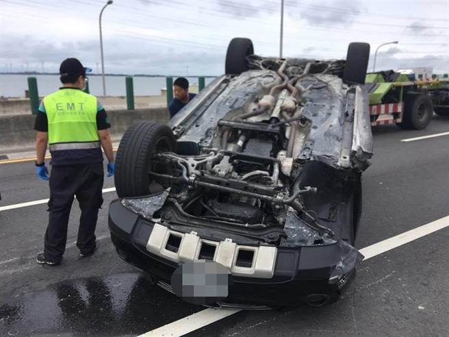 西濱快速道路休旅車追撞貨櫃車，休旅車180度翻覆駕駛送醫。（彰化縣消防局第三大隊提供／吳敏菁彰化傳真）
