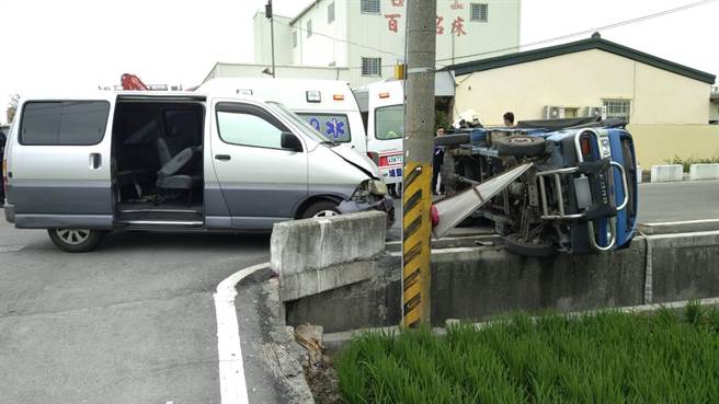 该路口并未设置交通号志，撞击力道猛烈小货车当场翻覆，2车疑似都未礼让酿祸。（民眾提供／吴建辉彰化传真）