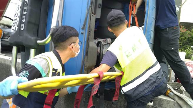 小货车反覆后正副驾驶受困车内，警消破坏车体将2人救出。（民眾提供／吴建辉彰化传真）
