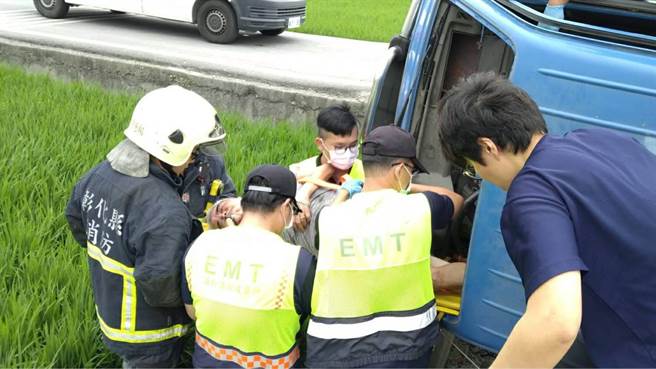 小货车反覆后正副驾驶受困车内，警消破坏车体将2人救出。（民眾提供／吴建辉彰化传真）