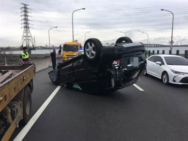 西濱快速道路休旅車追撞貨櫃車，休旅車180度翻覆駕駛送醫。（彰化縣消防局第三大隊提供／吳敏菁彰化傳真）
