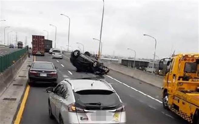 西濱快速道路休旅車追撞貨櫃車，休旅車180度翻覆駕駛送醫。（彰化踢爆網提供／吳敏菁彰化傳真）
