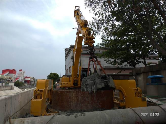 水利局包商施作虎尾寮污水系统管线推进工程，不慎挖断地下电缆。(民眾提供／曹婷婷台南传真)