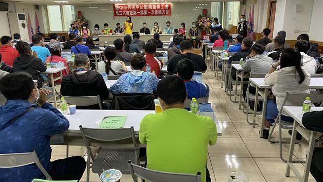 100多位外送员组成台中外送平台服务产业工会，并投票选出首届理监事、理事长以监事主席。（王文吉摄）