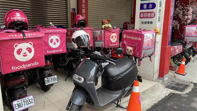 外送员不愿遭平台不平等对待，联合组成台中外送平合服务产业工会。（王文吉摄）