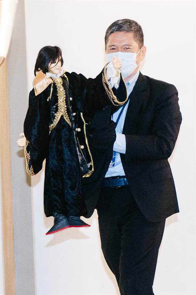 金鹰阁电视木偶剧团到场演出，邀请文化部长李永得(见图)一同操偶。(郭吉铨摄)