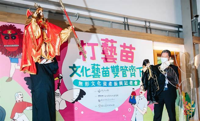 文化部28日举办「打艺苗—文化艺苗 双管齐下」无形文化资产振兴记者会，金鹰阁电视木偶剧团到场演出布袋戏剧目《大话西游—闹天宫》，邀请文化部长李永得(右)一同操偶。(郭吉铨摄)