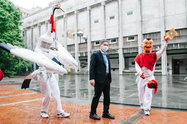 文化部28日舉辦「打藝苗—文化藝苗 雙管齊下」無形文化資產振興記者會，文化部長李永得（中）出席，台南七股樹仔腳寶安宮演出白鶴陣。(郭吉銓攝)