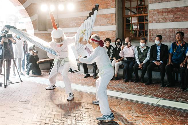 台南七股樹仔腳寶安宮演出白鶴陣，98歲高齡的陣頭藝師，現場表演劈腿、武打絕技，令眾人驚呼連連。(郭吉銓攝)