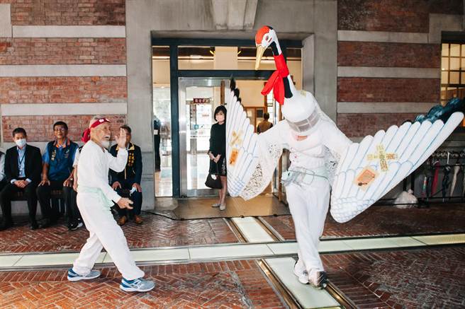 台南七股樹仔腳寶安宮演出白鶴陣，98歲高齡的陣頭藝師，現場表演劈腿、武打絕技，令眾人驚呼連連。(郭吉銓攝)