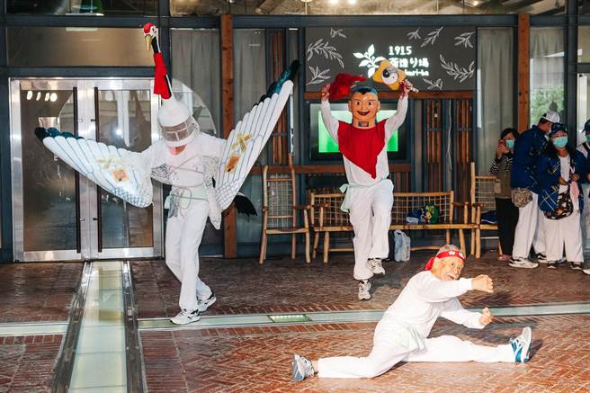 台南七股樹仔腳寶安宮演出白鶴陣，98歲高齡的陣頭藝師，現場表演劈腿、武打絕技，令眾人驚呼連連。(郭吉銓攝)