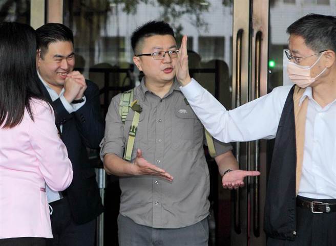 新党青年军王炳忠（左）、侯汉廷、林明正（中）及王父王进步4人，被控与陆生周泓旭共谋，在台发展中共组织，涉嫌违反《国家安全法》，台北地院审理28日判5人均无罪，王与林步出法院与亲友拱手致意。（张铠乙摄）