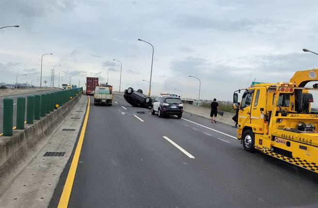 台61線車禍，賓士休旅車撞到四輪朝天變「烏龜翹」。（照片來源：記者爆料網）