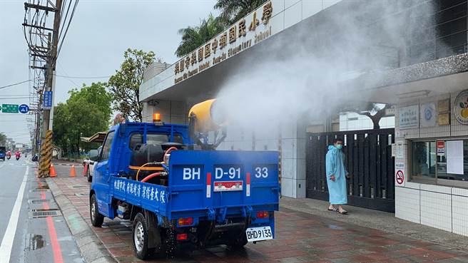 确诊足迹到中埔国小，桃园市环保局28日下午前往消毒。(蔡依珍摄)