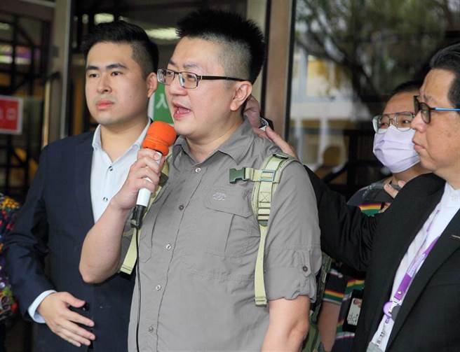 新党青年军王炳忠（左）、侯汉廷、林明正（中）及王父王进步4人，被控与陆生周泓旭共谋，在台发展中共组织，涉嫌违反《国家安全法》，台北地院审理28日判5人均无罪，林表示是自己首次被告，感谢妻子这3年来的陪伴，让他能够挺过来。（张铠乙摄）