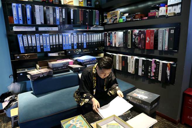 作为当下年轻人喜爱的线下娱乐方式之一，「LARP剧本杀」（逻辑推理桌游）近两年发展迅速。（中新社）