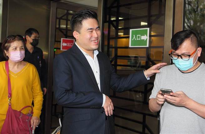 新党青年军王炳忠（中）、侯汉廷、林明正及王父王进步4人，被控与陆生周泓旭共谋，在台发展中共组织，涉嫌违反《国家安全法》，台北地院审理28日判5人均无罪，王听判后步出法院，面露微笑。（张铠乙摄）
