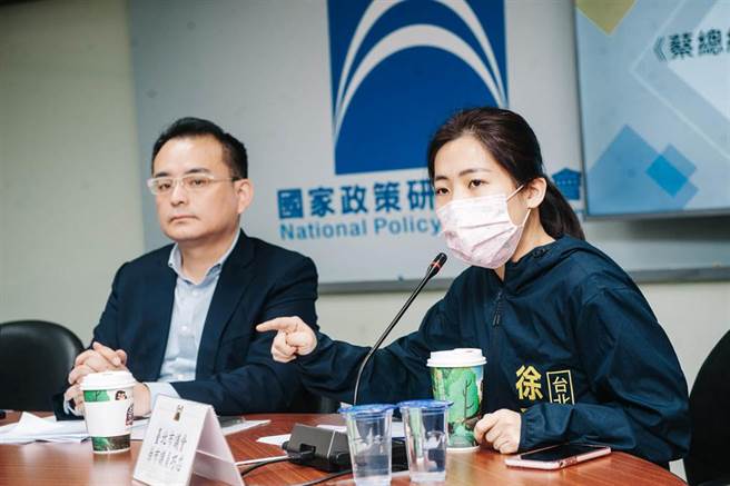 台北市议员徐巧芯（右）28日出席国政会记者会，针对媒体询问台北市松山警分局遭「黑衣人」闯入中崙派出所毁损电脑萤幕一案，认为北市警局陈嘉昌应负起连带责任下台。(郭吉铨摄)