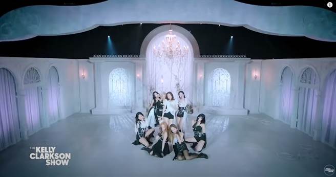 子瑜坐下时，裙底差点走光。（图／YT@The Kelly Clarkson Show）