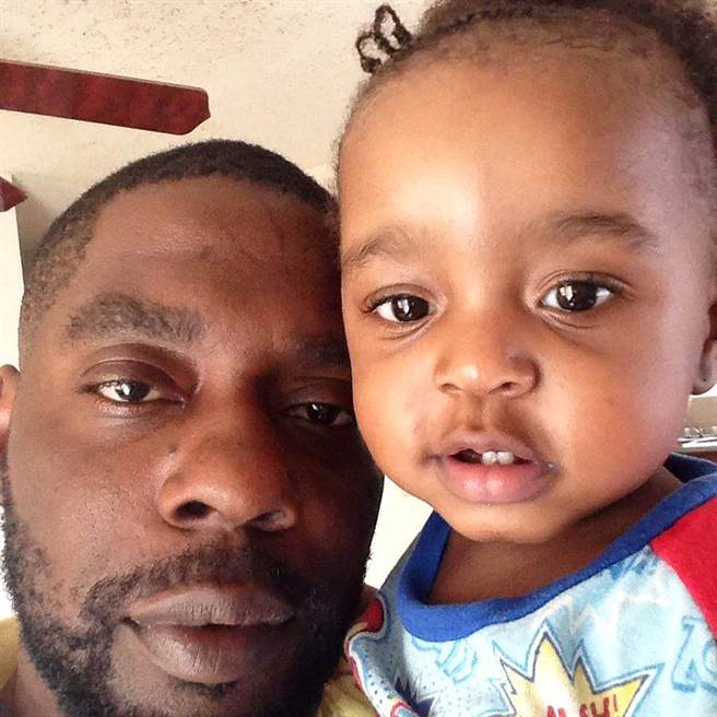 美國非裔男子小布朗21日在北卡羅來納州遭員警槍殺。(圖／路透社)