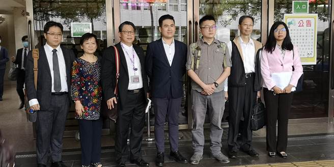 新党青年军王炳忠（中）、林明正（右三）等人涉共谍案获判无罪，与辩护律师团在台北地院外开记者会诉说心情。（本报资料照片）