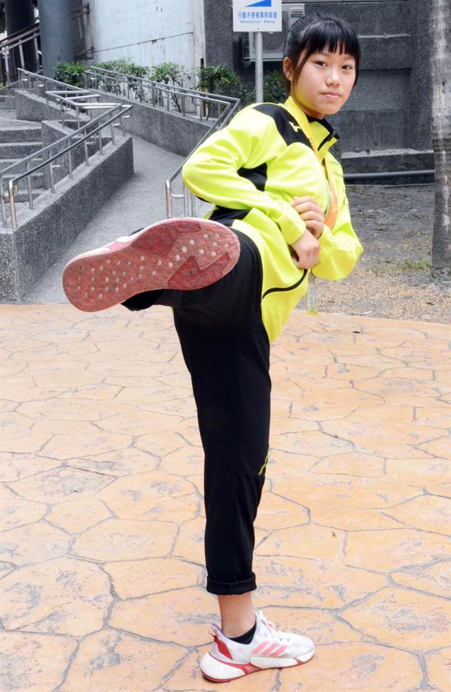 大同高中杨璥䭲在跆拳道赛场上一度失去信心，最终在毕业前最后一场全国赛中，突破心魔、顺利踢下银牌。（林和生摄）