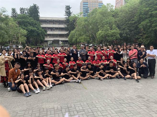 台中一中美术班与文华高中舞蹈班合作，透过美术与舞蹈的跨领域结合，盼擦撞出艺术新火花。（林欣仪摄）