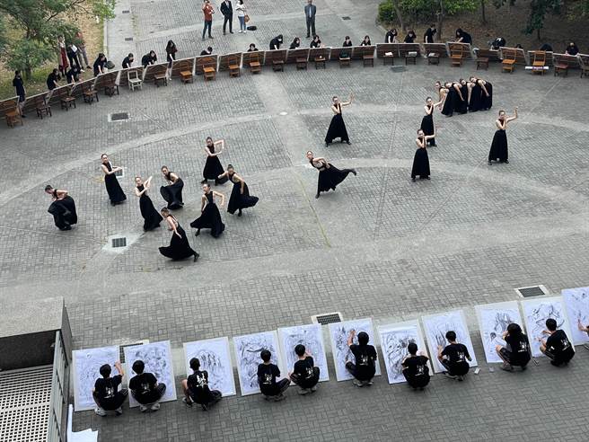 台中一中美术班与文华高中舞蹈班合作，透过美术与舞蹈的跨领域结合，盼擦撞出艺术新火花。（台中一中提供／林欣仪台中传真）