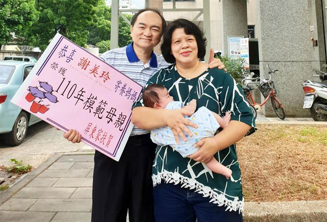 在丈夫林偉造全力支持下，謝美玲13年來照顧14名寄養童，今年更獲得屏縣府模範母親殊榮。（林和生攝）