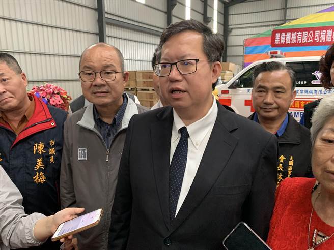 桃園市長鄭文燦表示雖中央認為不停課，但他仍採高規格防疫措施。（姜霏攝）