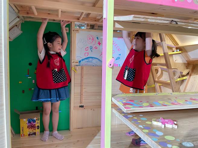 中正国中与三芝国中、瑞芳国中、金山高中及树人家商合作，发展「生科五月天」计画，将校内生科课与幼教理念结合，设计出有溜滑梯、弹珠台等18种游具的「梦想游戏屋」。（蔡雯如摄）