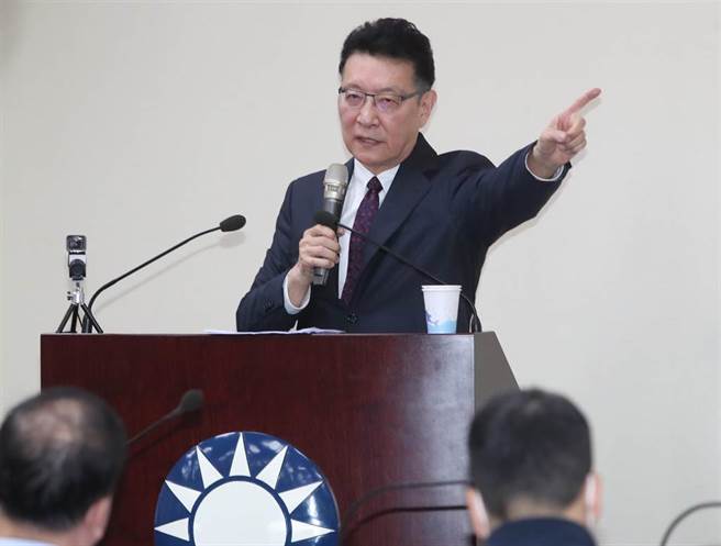 中广董事长赵少康28日受邀在国民党中常会以「和平、奋斗、救台湾」为题进行专题讲演，赵少康一开始就表示，不会竞选国民党主席，也请国民党不用修改任何的相关规定。赵少康强调虽然有人说党主席可以用党机器阻止他竞选总统，但他就是不信邪。（郑任南摄）