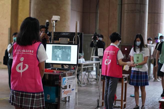 国中会考将在5月15、16日展开，因应疫情，北市教育局今早进行国中会考模拟演练。（北市卫生局提供／游念育台北传真）