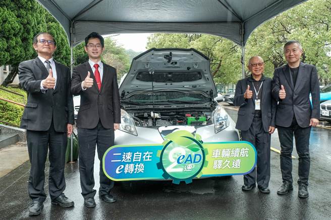 工研院機械所所長胡竹生（左至右）、技術處科長張能凱、本土公司董事長林森及鴻華公司執行長鄭顯聰，展示裝上「二速傳動模組」的電動車。（羅浚濱攝）