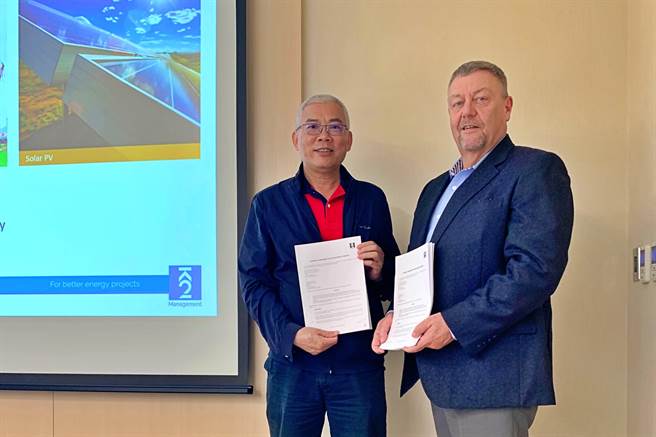 博弈设备厂广锭旗下特瑞斯海事技术服务宣布，27日与丹麦商凯得（K2 Management, K2M）签署台电离岸风电二期海事工程合作协议，左为广锭暨特瑞斯董事长廖良彬、右为K2M联合创始人暨常务董事Per Melgaard。（特瑞斯提供）